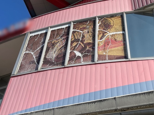劣化した看板シート