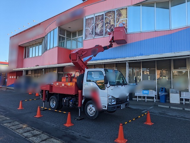 高所作業車を使用して看板シート剥がし